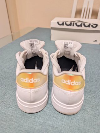 Deportivas Adidas bancas y doradas
