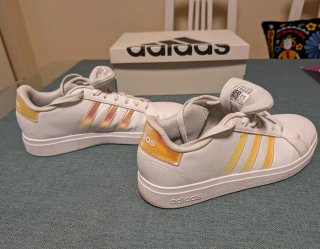 Deportivas Adidas bancas y doradas