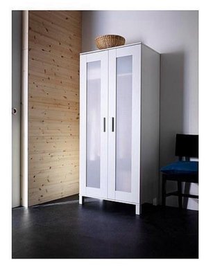 Armario blanco con puertas