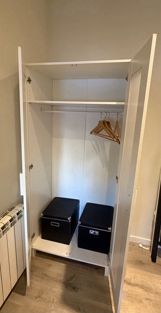 Armario blanco con puertas