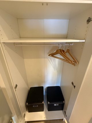 Armario blanco con puertas
