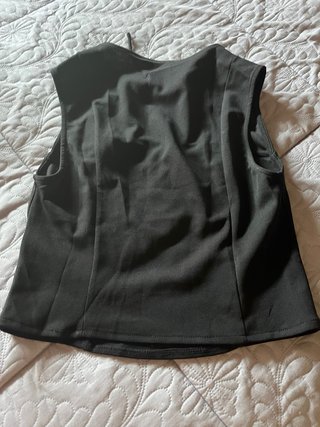 Top negro con lazada y escote