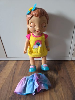 Muñeca Baby Alive con vestido arcoíris