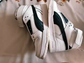 Zapatillas Puma Altas Blancas y Negras SI CORDONES