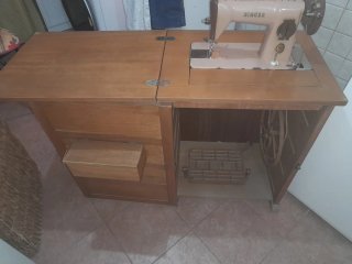 Máquina de coser Singer antigua beige
