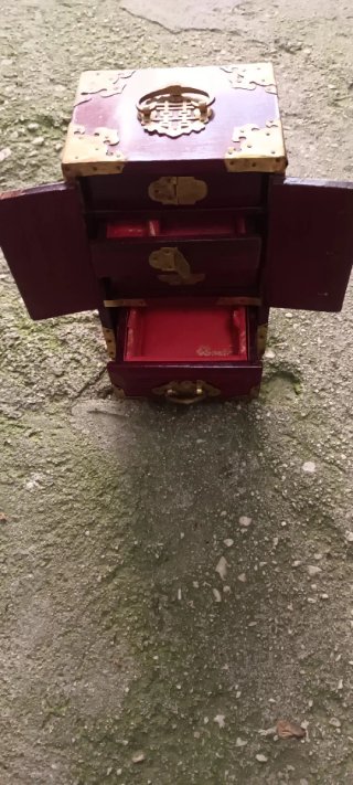 Portagioielli vintage rosso e oro