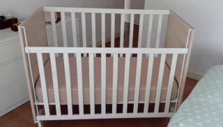Cuna de madera blanca
