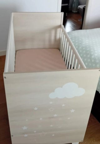 Cuna de madera blanca