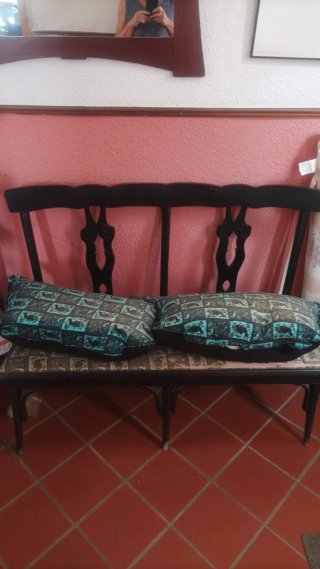 Sofá antiguo de madera con cojines