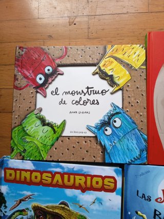 Libros niños troquelados . Dinosaurios, monstruos.