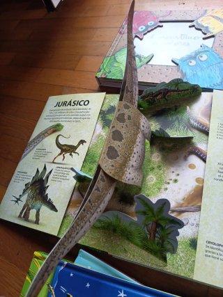Libros niños troquelados . Dinosaurios, monstruos.