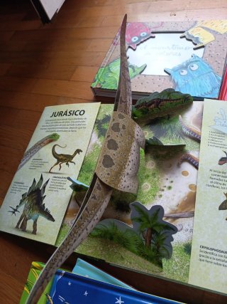 Libros niños troquelados . Dinosaurios, monstruos.