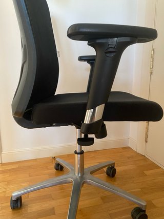 Silla de oficina ergonómica negra