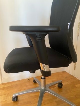 Silla de oficina ergonómica negra