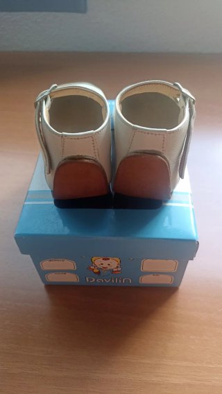 Zapato blanco de bebé talla 16