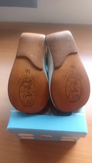 Zapato blanco de bebé talla 16