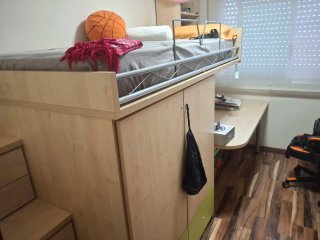 Habitación juvenil con cama alta y escritorio