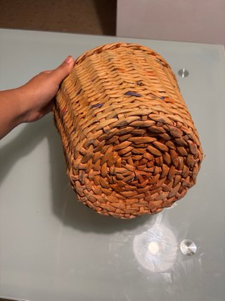 Cesta de papel y mimbre