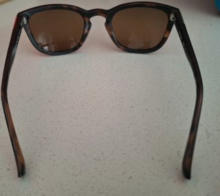 Gafas de sol Calvin Klein marrón.