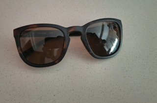 Gafas de sol Calvin Klein marrón.