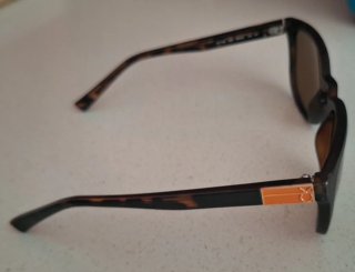 Gafas de sol Calvin Klein marrón.