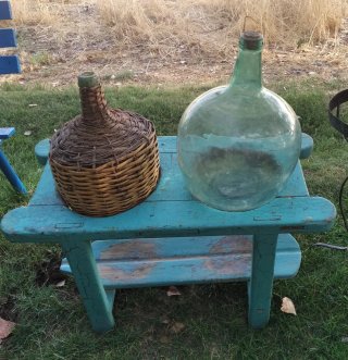 2 Vasijas Vidrio y Mimbre + Mueble Madera