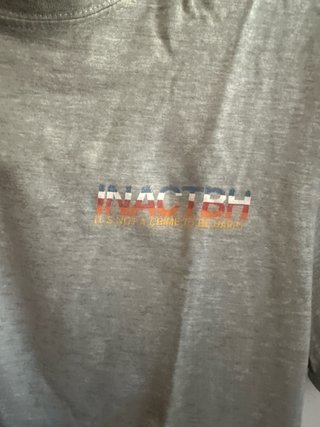 Camiseta gris con estampado multicolor
