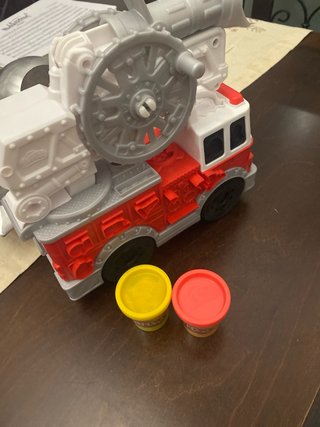 Camión Bomberos Play-Doh con 2 Masas