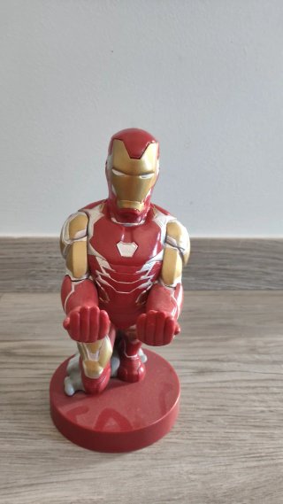 Sujeta mandos Iron Man y Grogu