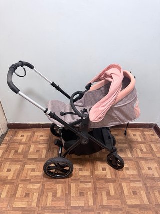 Triciclo y cochecito paseo infantil