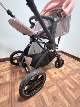 Triciclo y cochecito paseo infantil