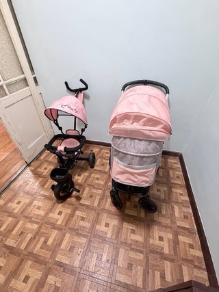 Triciclo y cochecito paseo infantil
