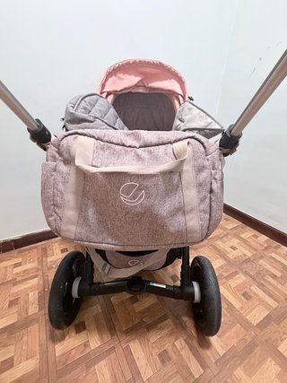 Triciclo y cochecito paseo infantil