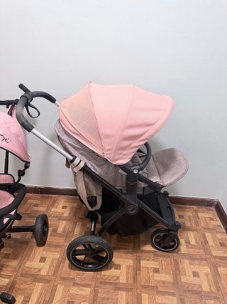 Triciclo y cochecito paseo infantil