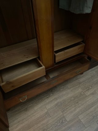 Armario de madera con espejos