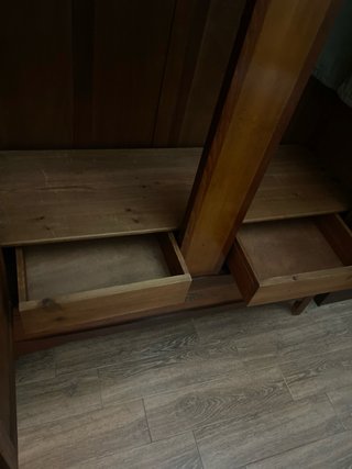 Armario de madera con espejos