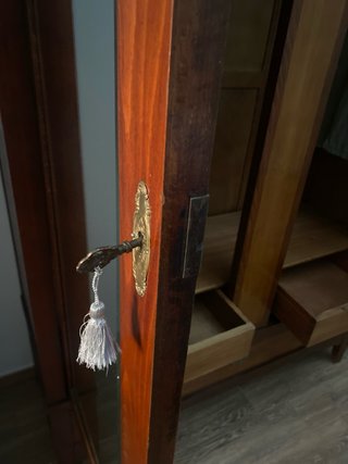 Armario de madera con espejos