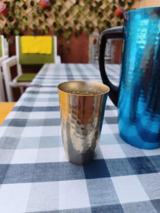 Jarra aluminio y 2 vasos a juego