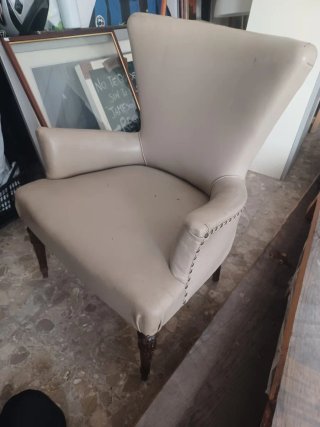 Sillón pequeño de piel beige