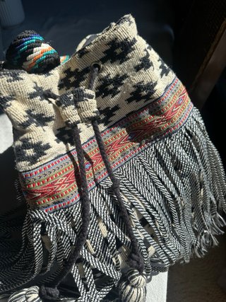 Mochila Parfois étnica flecos