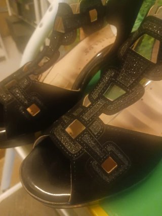 Sandalias negras con brillo