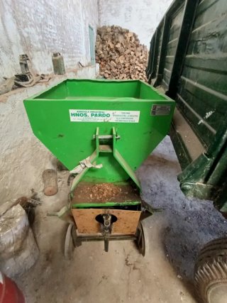 Abonadora centrífuga y peladora de almendras