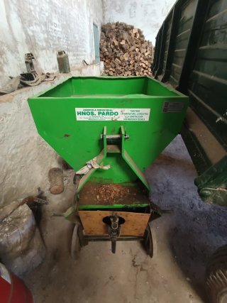 Abonadora centrífuga y peladora de almendras