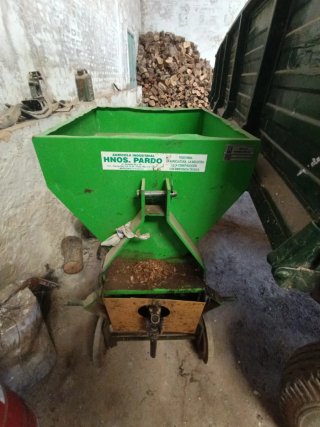 Abonadora centrífuga y peladora de almendras
