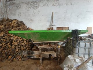 Abonadora centrífuga y peladora de almendras