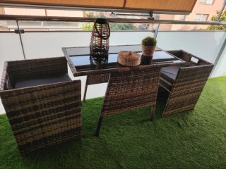 Mesa y 2 sillones que se guardan debajo mesa