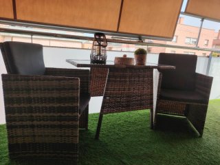 Mesa y 2 sillones que se guardan debajo mesa