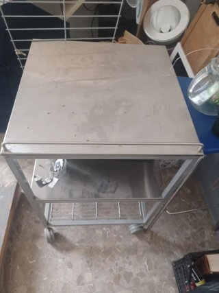 Mesa auxiliar metálica con ruedas
