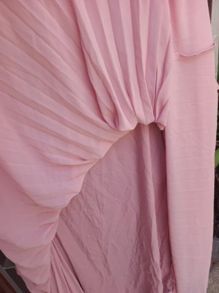 Vestido rosa plisado con pedrería