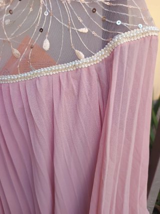 Vestido rosa plisado con pedrería